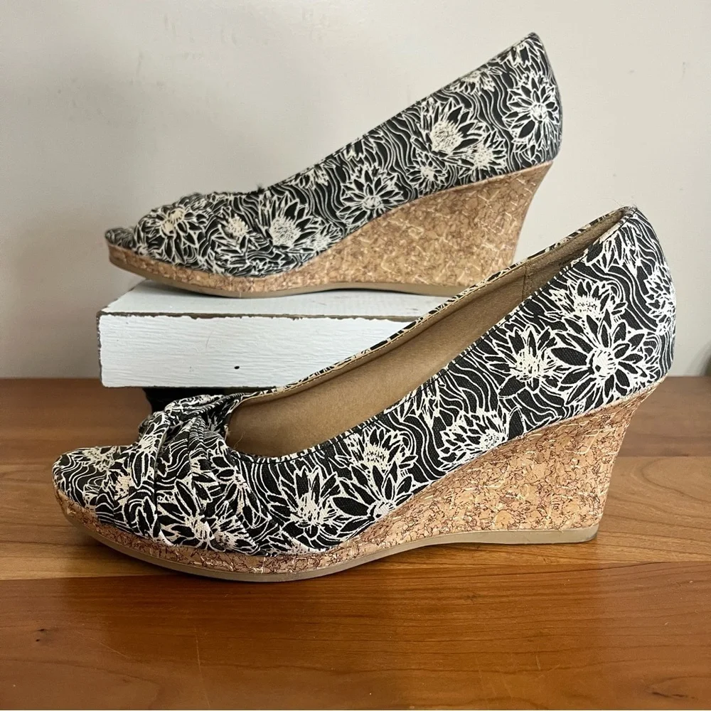 Dexflex Comfort Womens Black White Floral Canvas Peep Toe Cork Wedges‎ Size 7 W